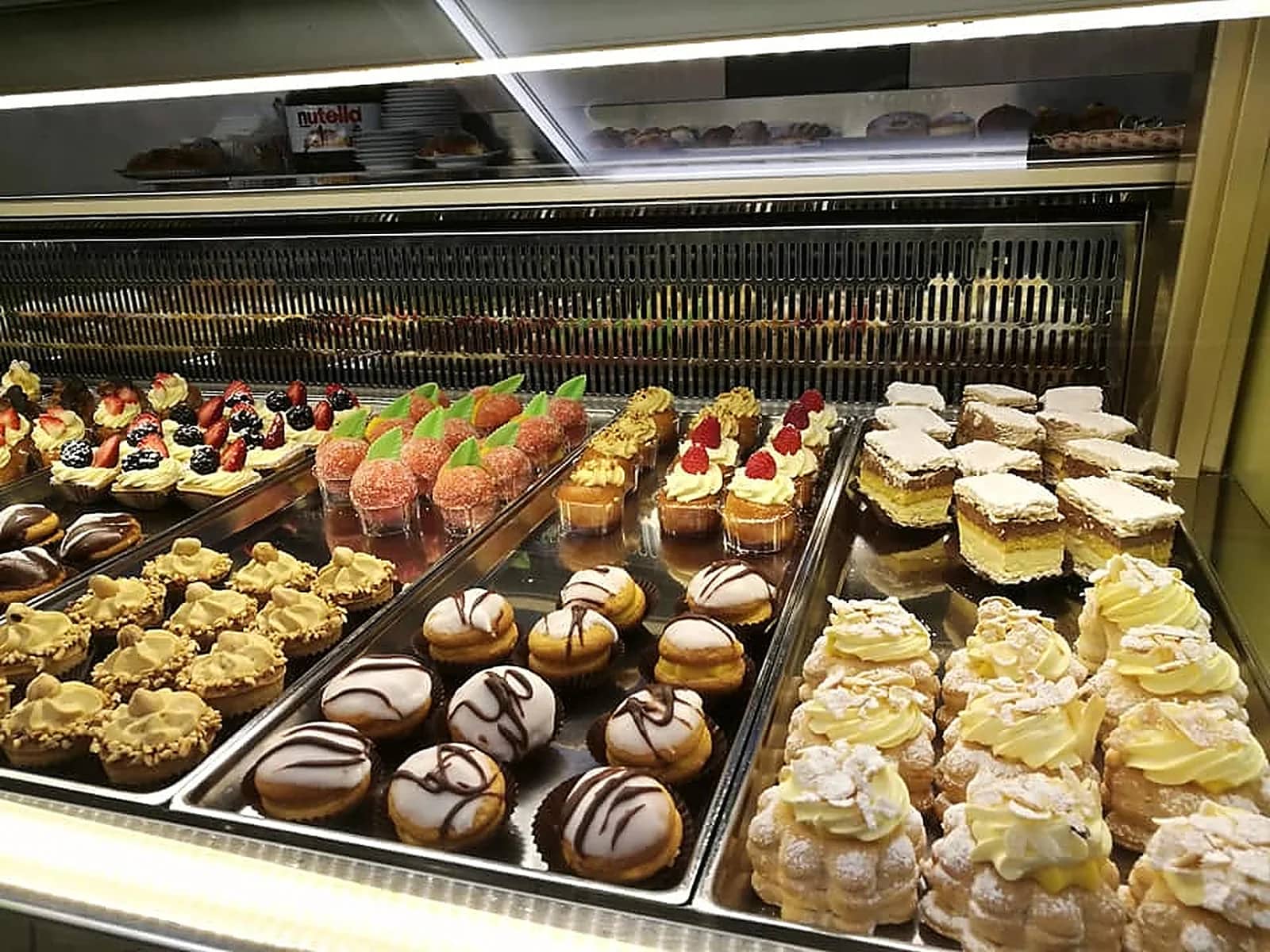Pasticceria mignon nella vetrina di Dolci Tentazioni